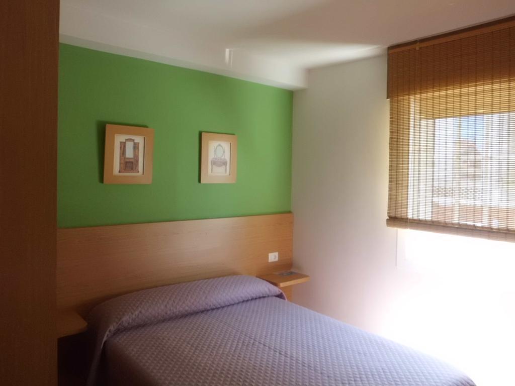 Hostal Caracas Lalin Bagian luar foto