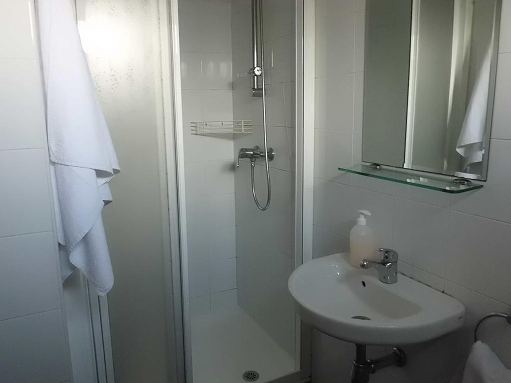 Hostal Caracas Lalin Bagian luar foto